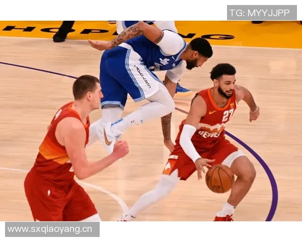 布劳恩展现排球技巧接穆雷长传双手垫球成功完成空接 布劳恩展现排球技巧接穆雷长传双手垫球成功完成空接