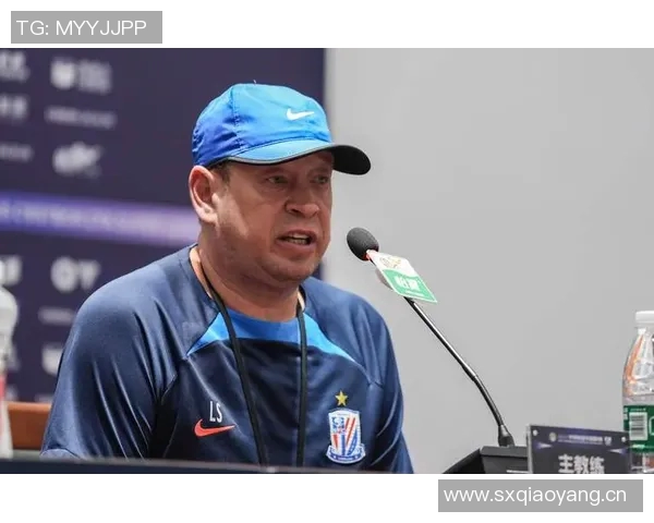 申花主帅斯卢茨基现场观战德约科维奇比赛享受偷闲时光