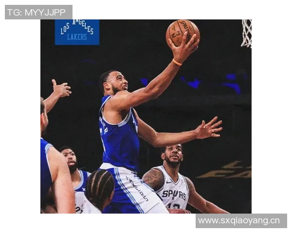 布劳恩展现排球技巧接穆雷长传双手垫球成功完成空接 布劳恩展现排球技巧接穆雷长传双手垫球成功完成空接