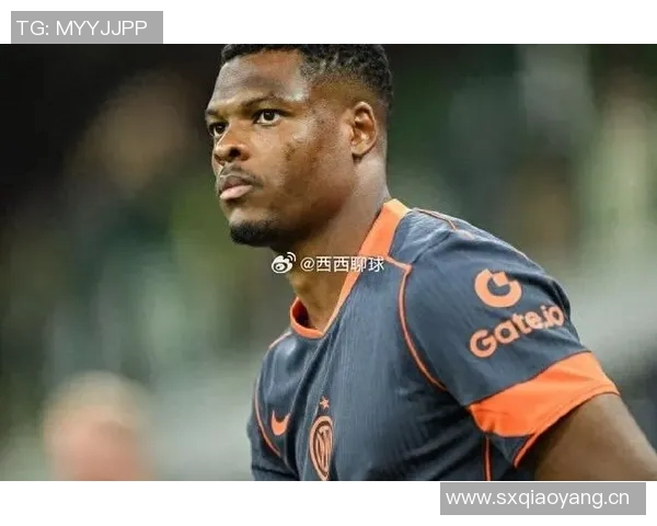 邓弗里斯不满被换下怒砸皮球表情郁闷引发关注