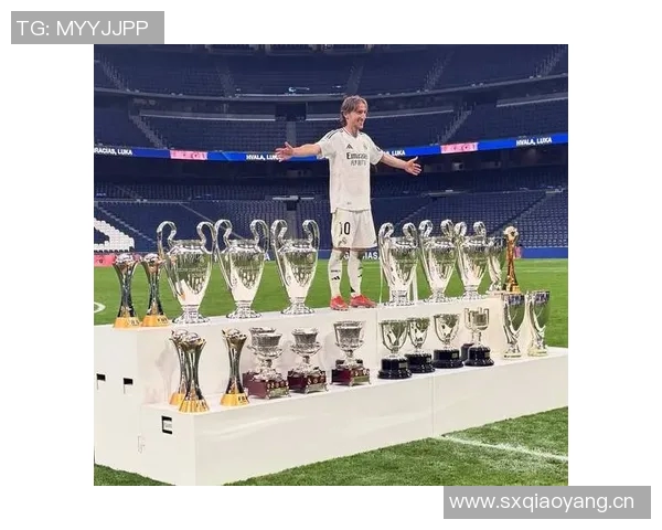 莫德里奇回到米兰探望青训小球员展现关怀与支持 莫德里奇回到米兰探望青训小球员展现关怀与支持