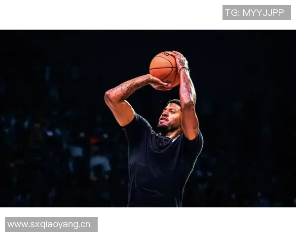 乔治上半场表现平平仅得8分三分球命中率尚可展现潜力 乔治上半场表现平平仅得8分三分球命中率尚可展现潜力