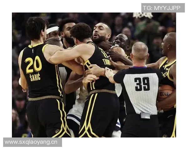 戈贝尔恶意肘击马威被判二级犯规直接驱逐出场引发热议 戈贝尔恶意肘击马威被判二级犯规直接驱逐出场引发热议